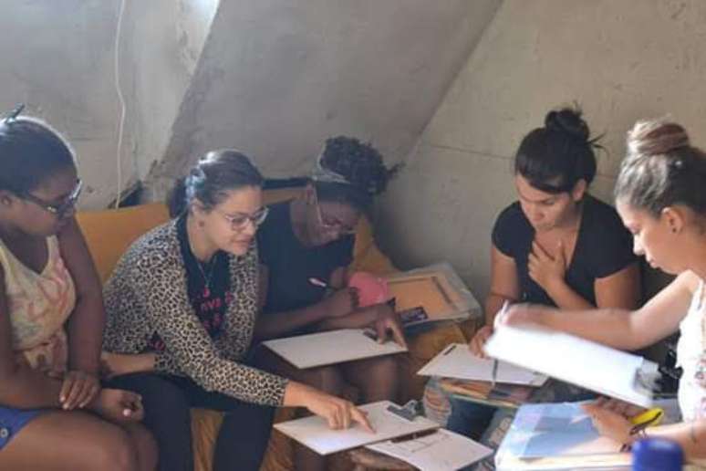 Mulheres da comunidade se preparando para entrar em ação.